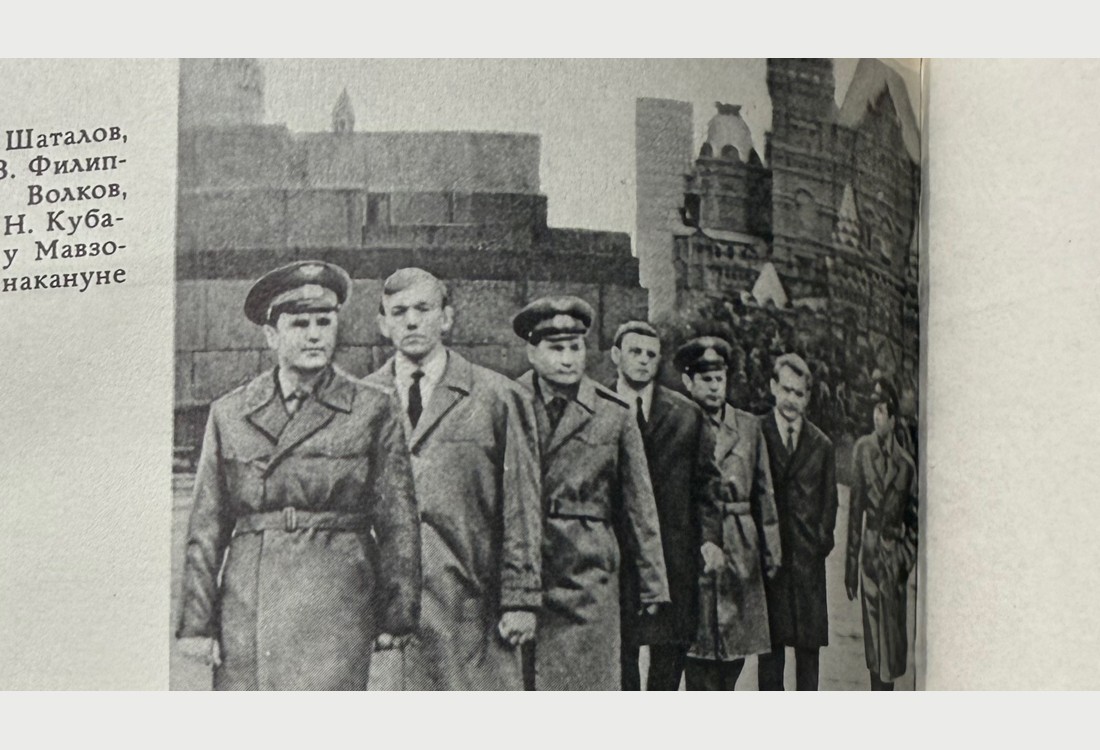Cosmonauts Shatalov, Eliseev, Filipchenko, Volkov, Kubasov and Shonin walking near the Kremlin wall before a spaceflight